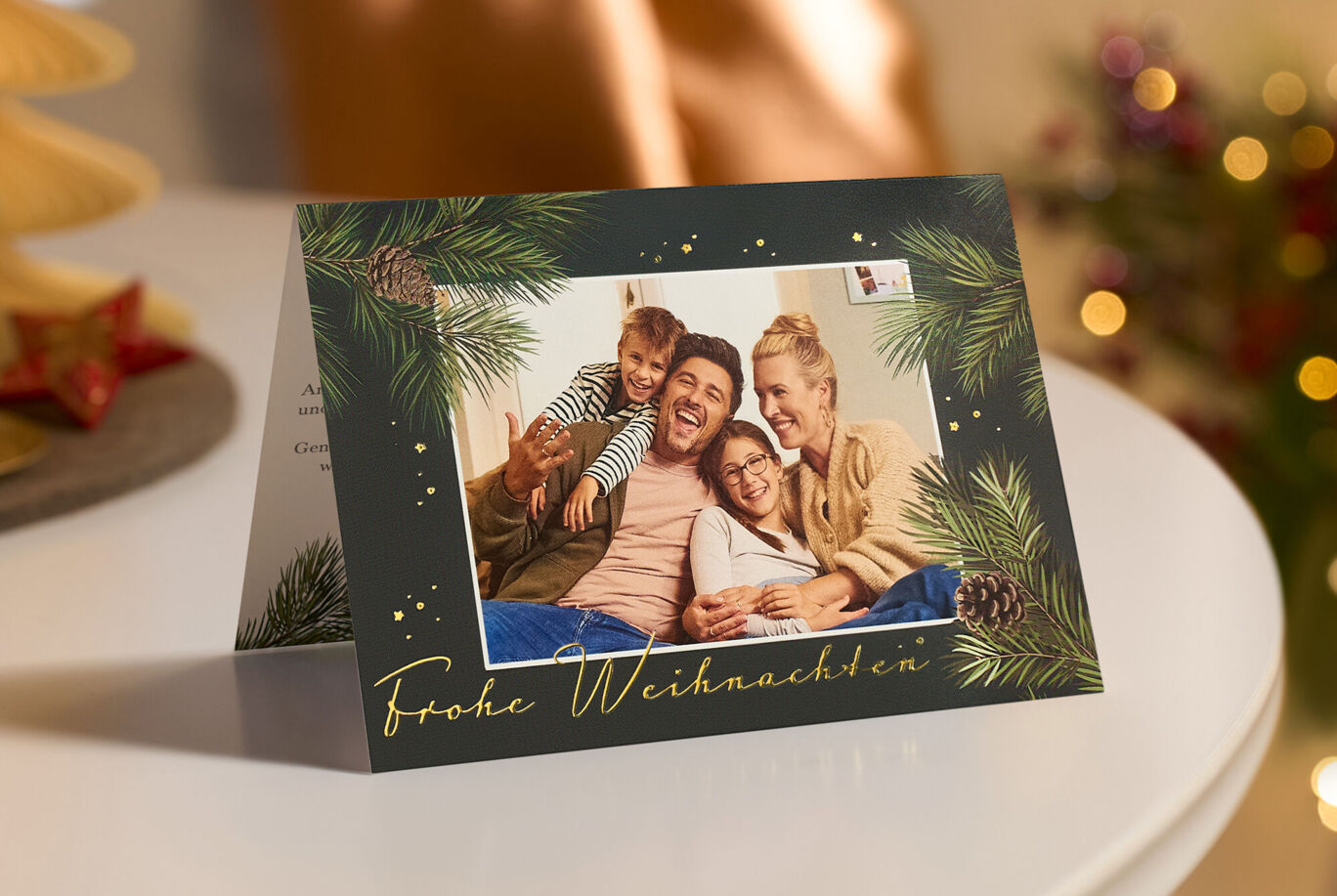 Familie lächelt gemeinsam auf einer Weihnachtskarte.