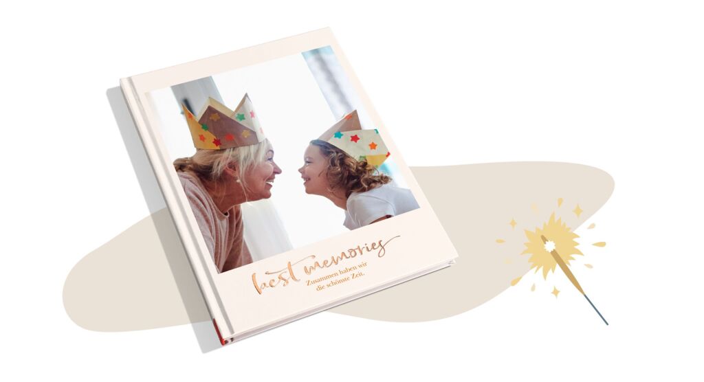 CEWE FOTOBUCH mit einem Bild von Großmutter und Kind und mit dem Titel „Best memories“ mit Roségoldveredelung