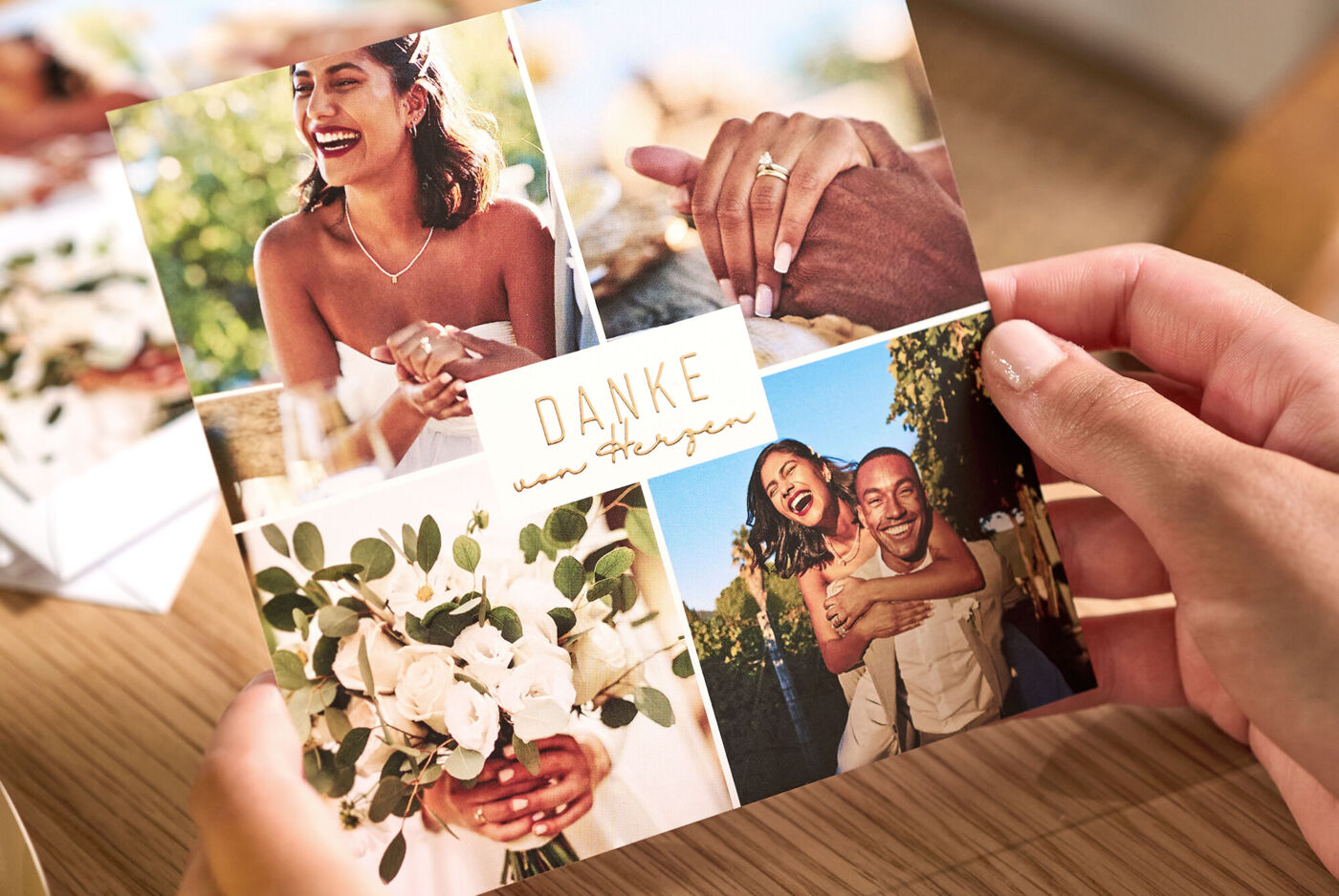 Person hält eine CEWE Grußkarte mit Fotocollage und dem Schriftzug „Danke“ mit Goldveredelung