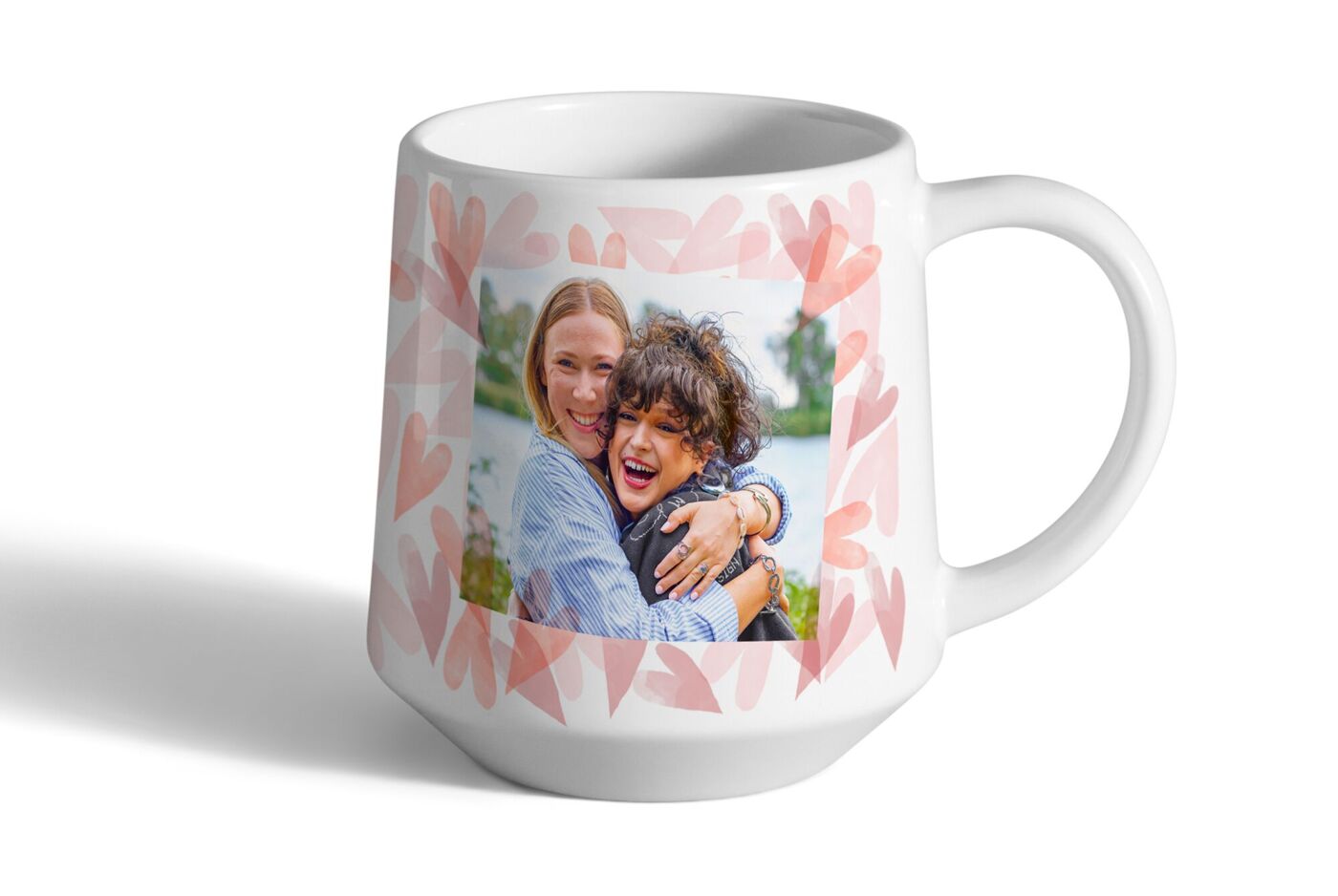 Persönlicher Foto-Kaffeebecher in moderner Form  mit fröhlichem Foto von zwei Personen, die sich umarmen und lachen.