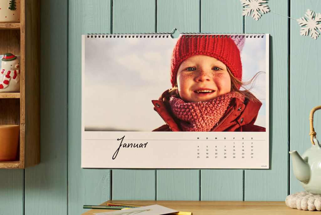 Lächelndes Kind in warmem Outfit zeigt Lebensfreude im Januar-Kalender.