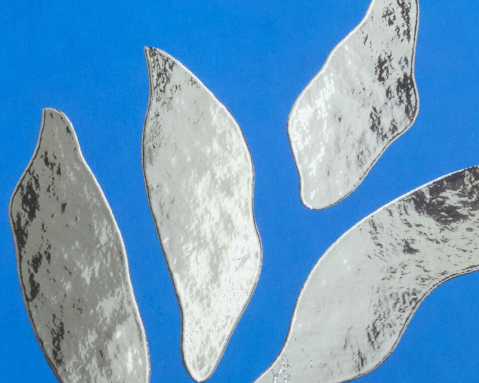 Silber-Veredelung in Blattform auf blauem Hintergrund.