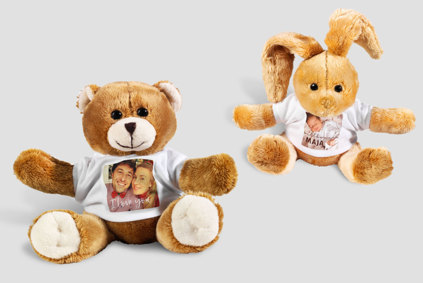 Zwei Plüschtiere auf grauem Hintergrund: links ein brauner Teddybär, rechts ein hellbrauner Hase – mit weißem T-Shirt und Fotomotiv.