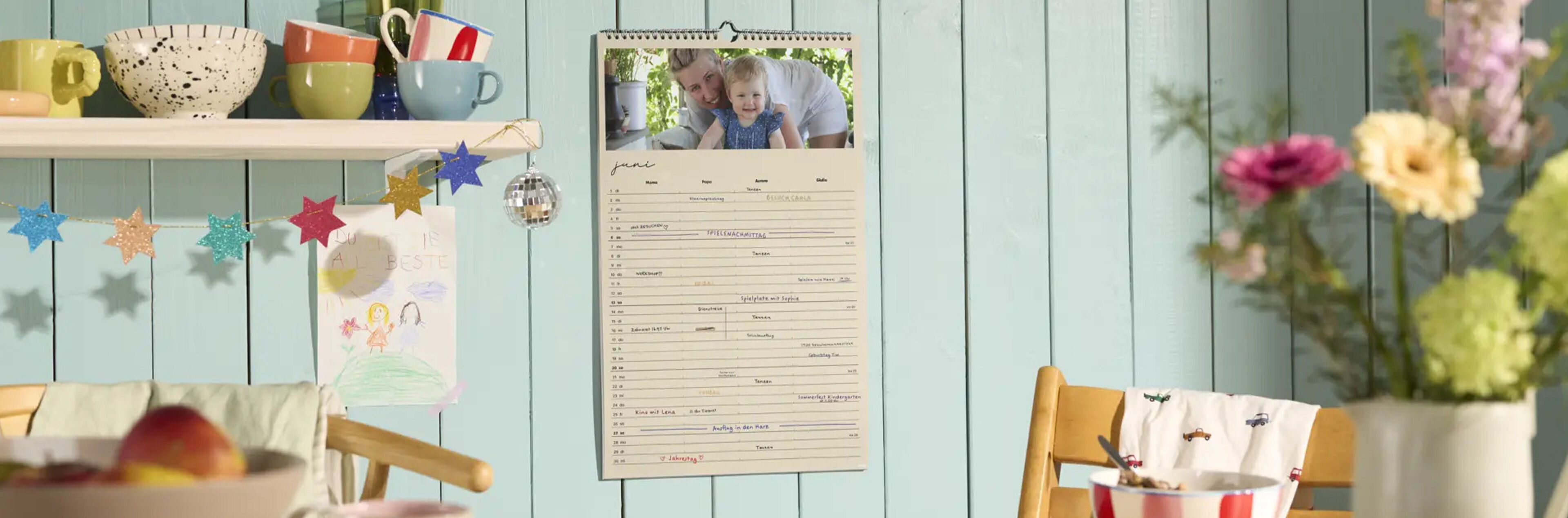 CEWE Fotokalender mit Familienfoto in einer gemütlichen Küche.